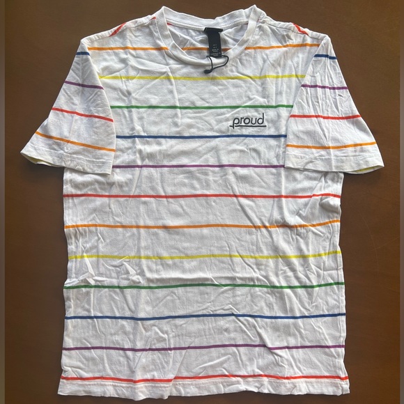 ☎️NWOT H&M Proud Stripes Shirt United Nations Free Equal Gay Pride Month Rainbow - Picture 2 of 5